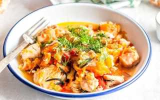 Мясо тушеное с луком и морковью с подливкой на сковороде