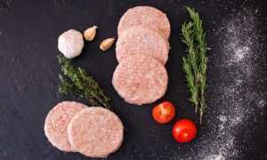 Сколько жарить котлеты в духовке – рыбные, куриные, из свинины?