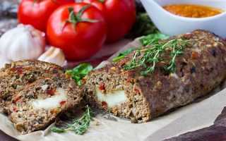 Мясной рулет из фарша с начинкой — 7 рецептов в духовке