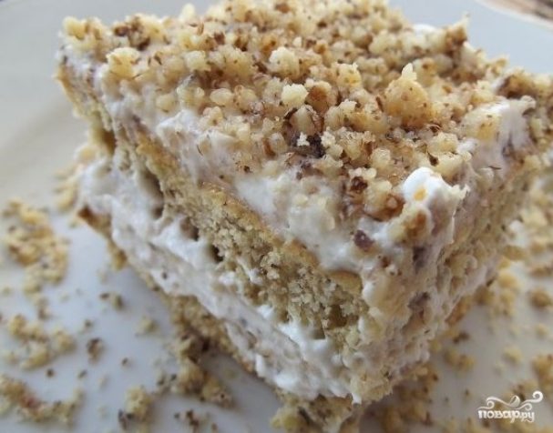 Бисквитный торт с грецкими орехами