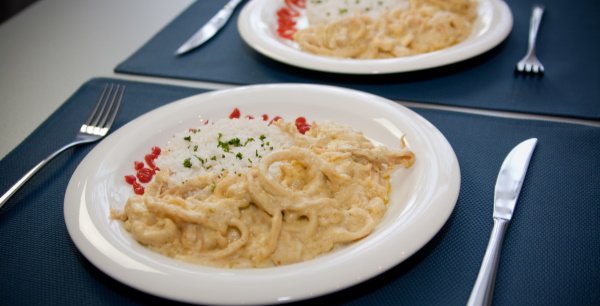 Кальмары тушеные в сливках с луком, чесноком. Рецепт