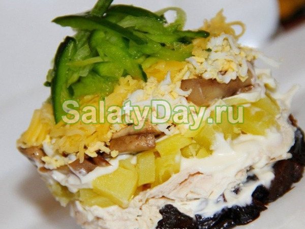 Классический салат «Венеция» с курицей и черносливом