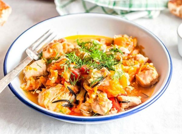 Мясо тушеное с луком и морковью с подливкой на сковороде