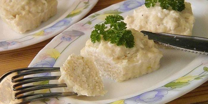 Паровое суфле из курицы на тарелке