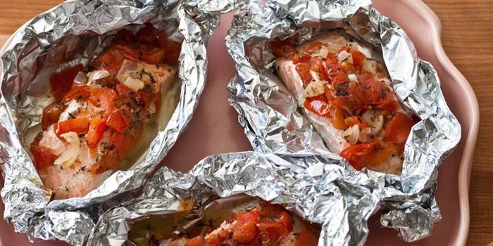 Стейки рыбы с овощами в фольге