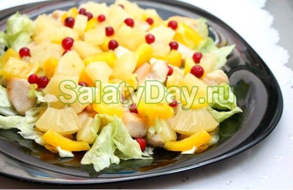 Тёплый салат с курицей и ананасами