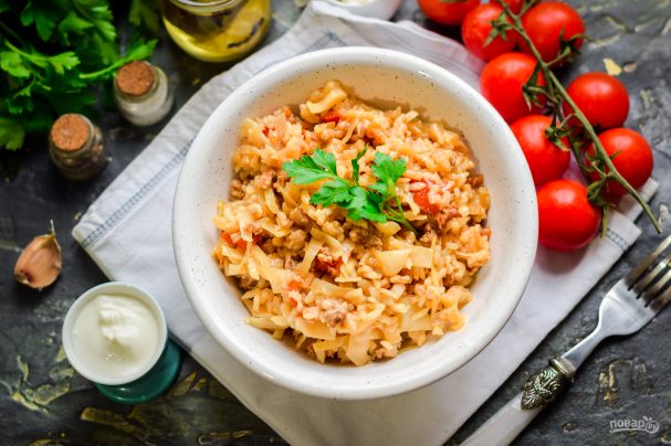 Тушеная капуста с фаршем и рисом