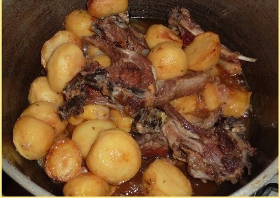 Тушим мясо с картофелем минут 15-20