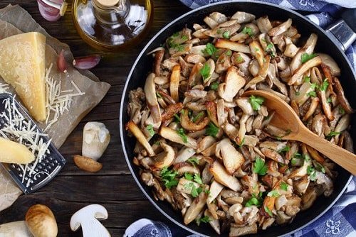 жареные белые грибы -min